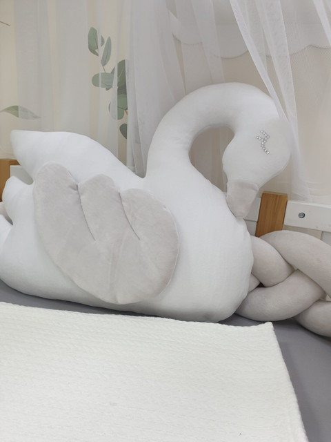 Подушка лебедь